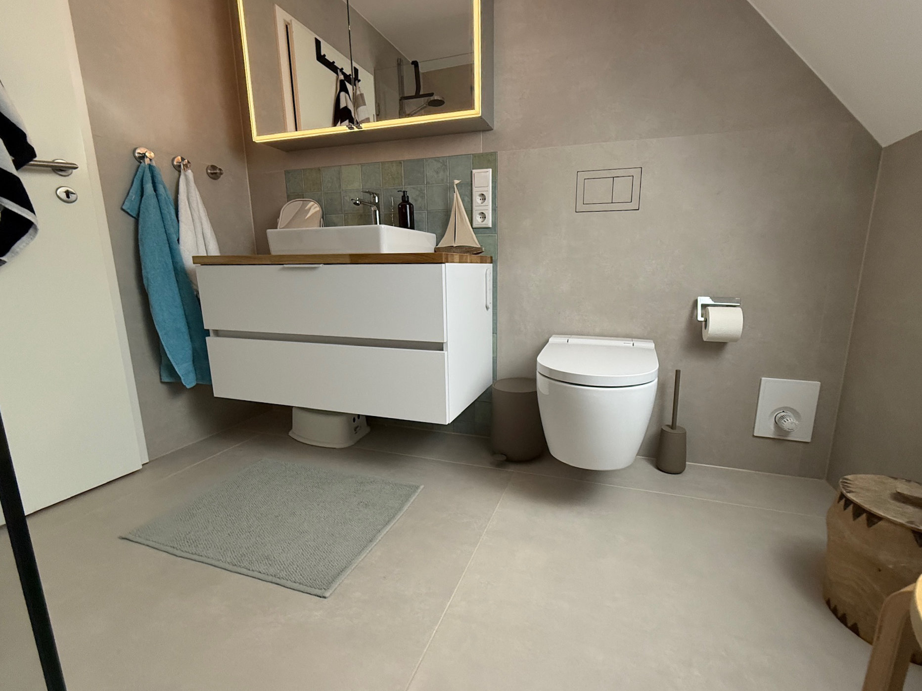 Badezimmermodernisierung mit flächenbündiger Brückerblende